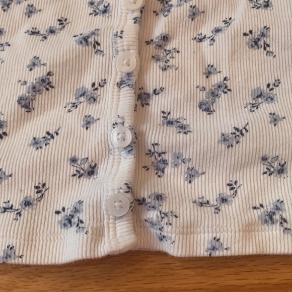 This is a supper soft tee from Hollister. It is never worn and has no stains etc - Picture 2 of 5